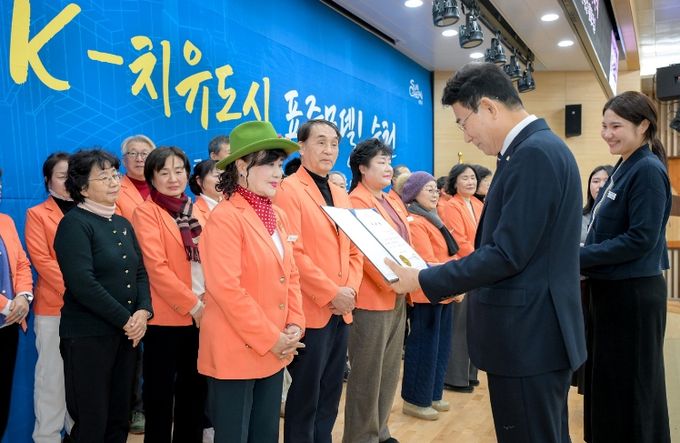 노관규 순천시장이 지난 29일 시청 대회의실에서 순천시 해설사에게 위촉장을 전달하고 있다.