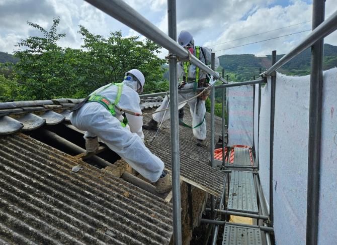지난해 추진된 슬레이트 처리지원사업의 창고 슬레이트 지붕 철거 현장 모습