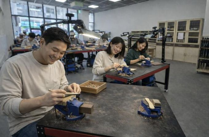 창원공예오픈스튜디오 목공예실(AI로 생성한 이미지)