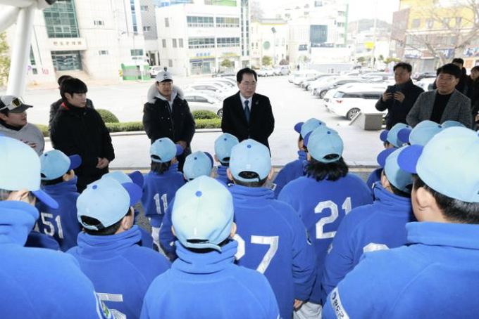 선수단을 격려하는 신우철 군수)