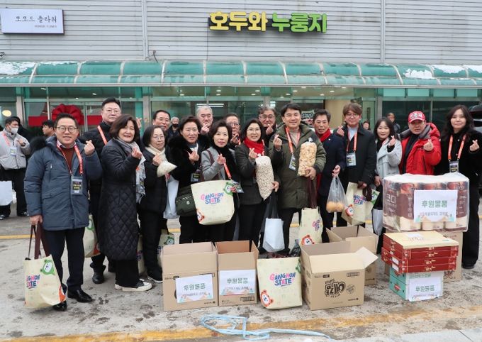 김진태 지사, 설맞이 전통시장 장보기