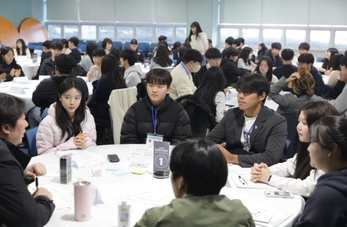 울산 중고교 학생 대표들이 7일 외솔회의실에서 참여예산제에 대해 토론하고 있다