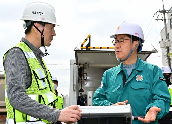 도로현장 점검 중인 최민규 의원(오른쪽)
