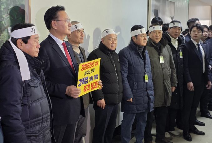 국회 천막농성 이틀 째, 오전 9시 50분, 법안심사소위원회 회의실 앞 찾아