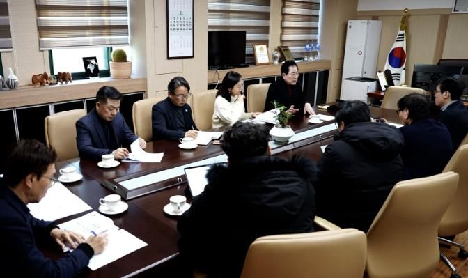 완도군, 지난 8일 한국수산자원공단과 바다 숲 탄소 거래 시범 사업에 대한 간담회를 가졌다