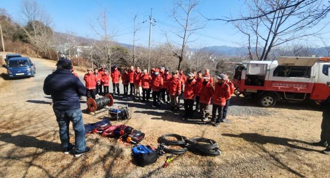 강진군 읍·면 산불진화대원들이 산불 발생 상황을 가정한 현장 실습 교육을 진행하고 있다.