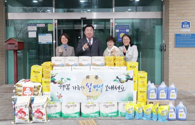 이범석 청주시장, 장애인 복지시설 찾아 따뜻한 명절 인사(왼쪽부터 민경아 시 복지정책과장, 이범석 청주시장, 라우렌시오빌 윤희숙 원장, 우상미 사무국장)