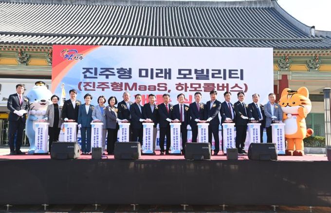 진주 하모콜버스, 국토교통부 ‘모범사례’ 채택 - 2025. 10. 1. 진주역 광장 하모콜버스 개통식.