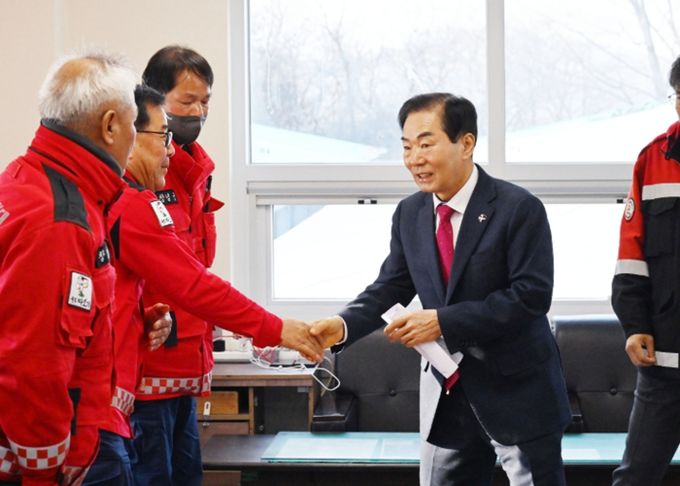 성낙인 군수가 현업근무자들을 만나 격려하고 있다.