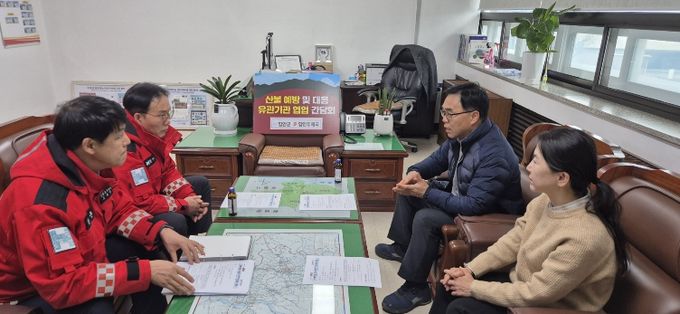 함안군, 함안우체국과 ‘산불 예방 홍보’를 위한 간담회 개최_2 함안군 복지환경국장과 함안우체국장 등이 참석해 '산불예방 홍보'를 위한 간담회를 개최했다.