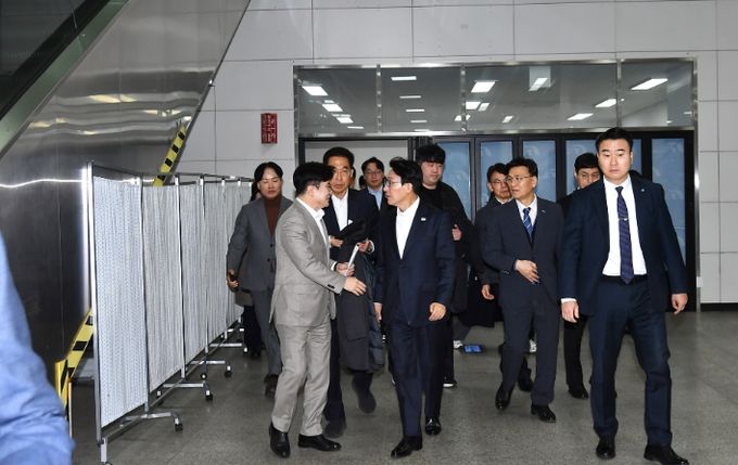 김병수 김포시장이 27일 김포골드라인 사우역을 방문한 김민석 국무총리와 만났다. 김 시장은 근본해결책으로 5호선 예타통과가 시급하다고 건의했다.