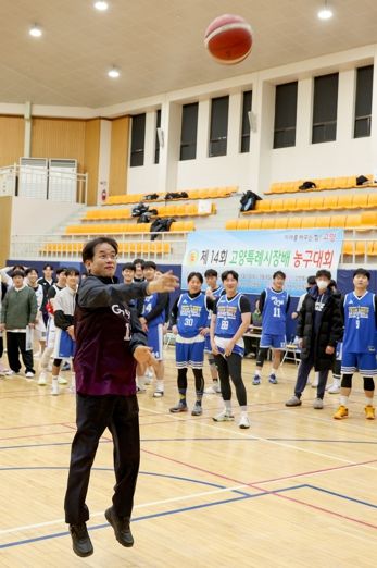 제14회 고양특례시장배 농구대회 개최…이동환 고양시장 시투