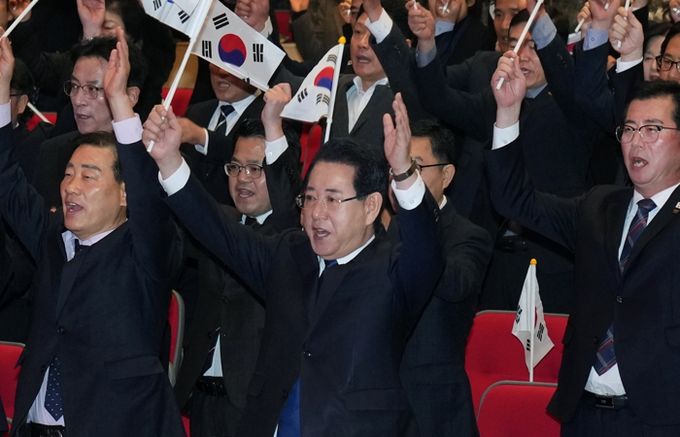 김영록 전라남도지사가 1일 전남도청 김대중강당에서 열린 ‘제107주년 3·1절 기념식’에서 참석자들과 만세 삼창을 하고 있다.