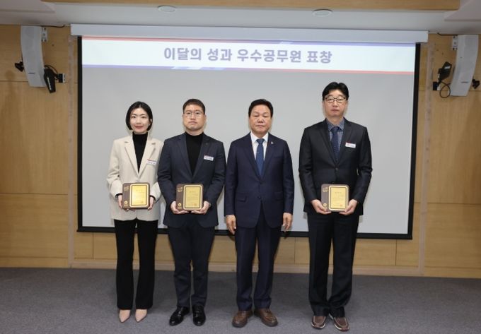 ‘이달의 성과 우수공무원’ 3명 표창장 수여식