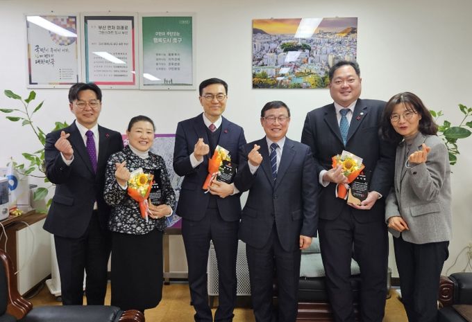 부산 중구, ‘희망2026 나눔캠페인’ 우수기부자 감사패 전달