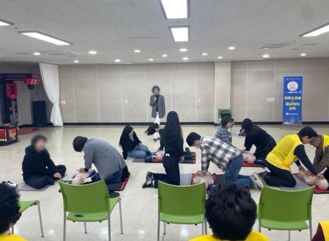 마네킹을 이용하여 심폐소생술을 실습하는 모습