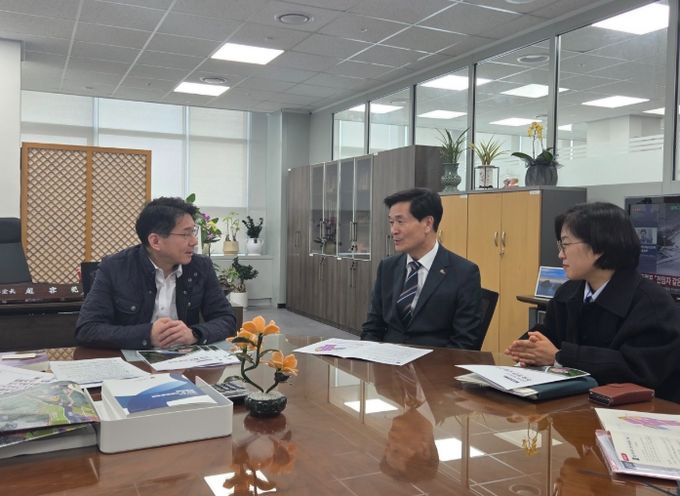 안병구 밀양시장이 4일 기획예산처 조영범 예산실장에게 푸드테크 연구지원센터, 나노산단 공공폐수처리시설 등 밀양시 주요현안 사업을 설명하고 있다.