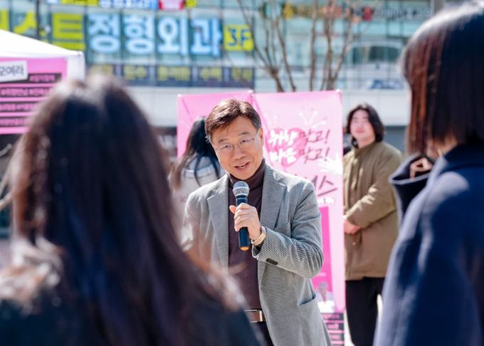 신상진 성남시장이 4일 판교 콘텐츠거리에서 미혼 직장인 교류 프로그램 ‘청춘 매칭 프로젝트 커넥터스(Connect-us)’ 프로그램에 대해 설명하고 있다.