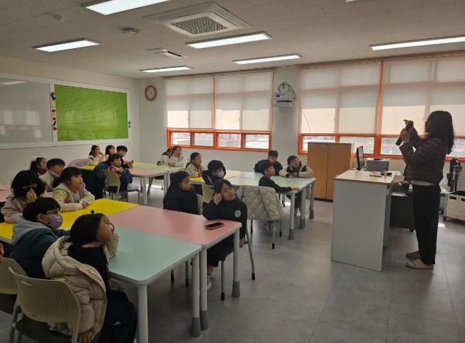 강남교육지원청 늘봄학교 점검단이 4일 온남초를 방문해 새학기 늘봄학교 점검을 하고있다.