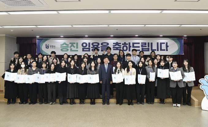 8급 승진자들이 기념 촬영을 하고 있다.