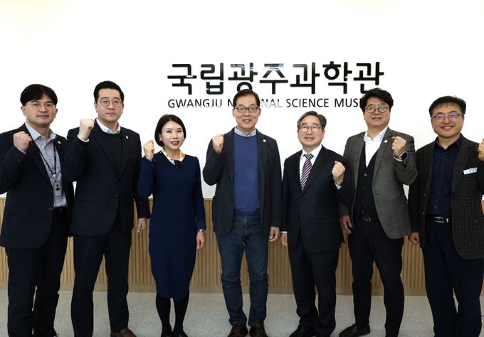 강상구 부시장(오른쪽 세 번째)을 비롯한 나주시 관계자들이 국립광주과학관을 방문해 국립 나주 에너지 전문과학관 건립과 관련해 협력 방안을 논의했다.