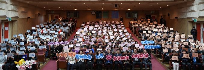 ‘2026년 3·8 세계 여성의 날 기념식’서 참석자들이 기념촬영 하는 모습.