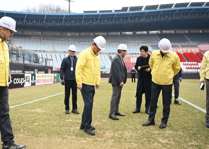 부천시 점검단이 선수단이 경기할 그라운드 상태를 확인하고 있다