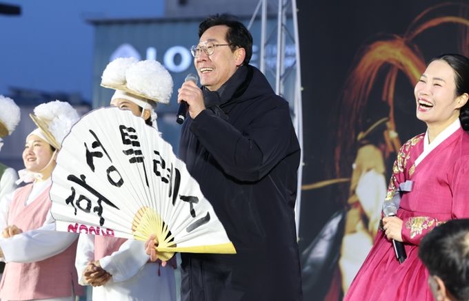 정명근 화성특례시장이 한 해 풍요를 기원하고 있다