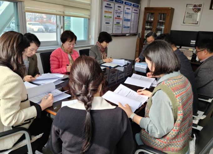 울주도서관 청렴대책 추진단이 5일 회의실에서 실천 전략 회의를 열고있다
