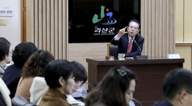 송인헌 괴산군수가 9일 중회의실에서 확대간부회의를 주재하고 있다