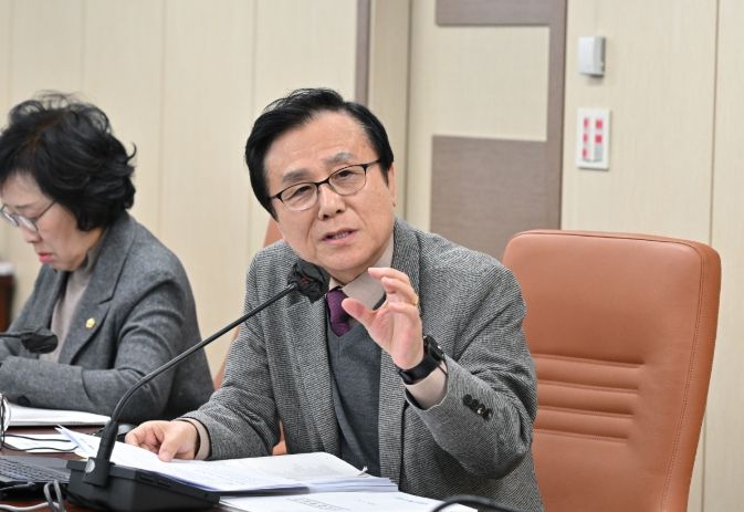 강석주 의원이 ‘제334회 임시회 보건복지위원회 시민건강국’ 업무보고에서 질의를 하고 있다.