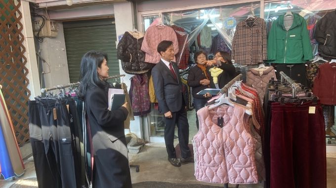 밀양시 관계자들이 ‘전통시장 장본데이’ 행사에 참여해 상인들의 애로사항을 청취하고 있다.