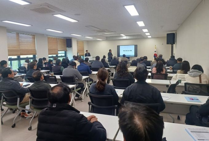 11일 밀양시 농업기술센터 농업인교육관에서 진행된 축산물 관련업 종사자 위생교육 모습