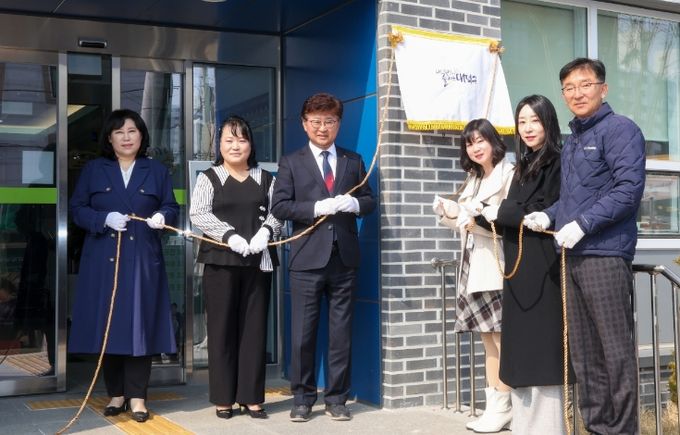 최충규 대덕구청장(사진 왼쪽 세 번째)과 관계자들이 11일 대덕구육아복합마더센터에 조성된 여성친화 거점공간 ‘대덕열린마루’ 현판 제막식을 진행하고 있다.
