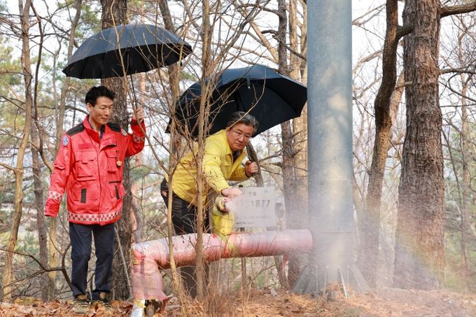 11일 유성구청 관계자가 유성구 산불대응센터와 산불소화시설을 방문해 산불 대응 태세를 점검하고 있다.