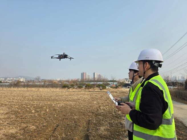 유성구청 직원이 드론을 활용해 개발제한구역 내 불법행위를 단속하고 있다.
