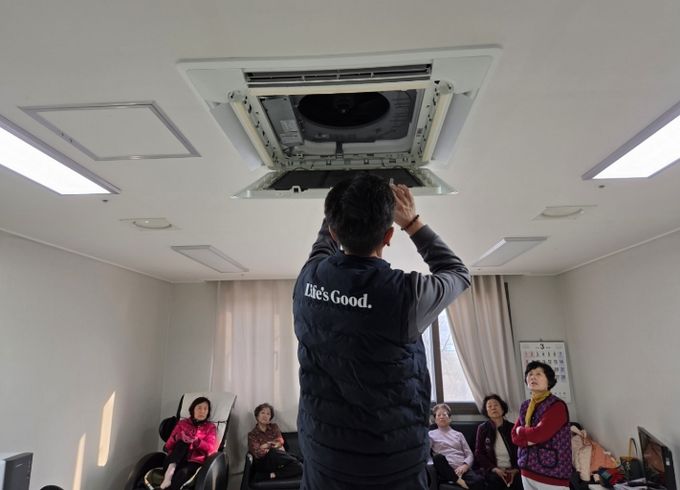 전문업체에서 경로당을 방문해 냉·난방기를 점검하고 있다.