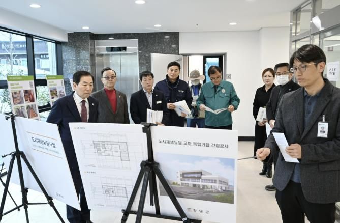 성낙인 군수와 관계자들이 교하 복합거점 준공 전 현장 점검을 하고 있다.