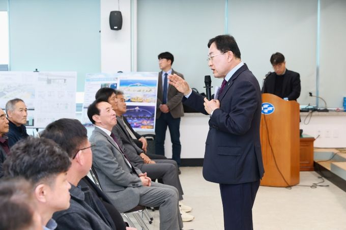 주낙영 경주시장이 해양레저관광거점 조성사업 주민설명회에서 사업 추진 계획을 설명하고 있다