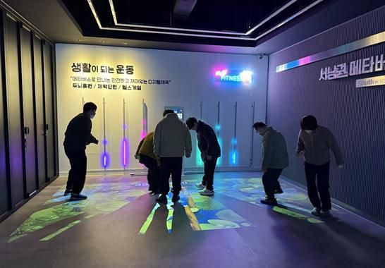 가상융합체험존(전남정보문화산업진흥원 1층)에서 시민들이 AR(증강현실) 콘텐츠 체험을 하고 있다.