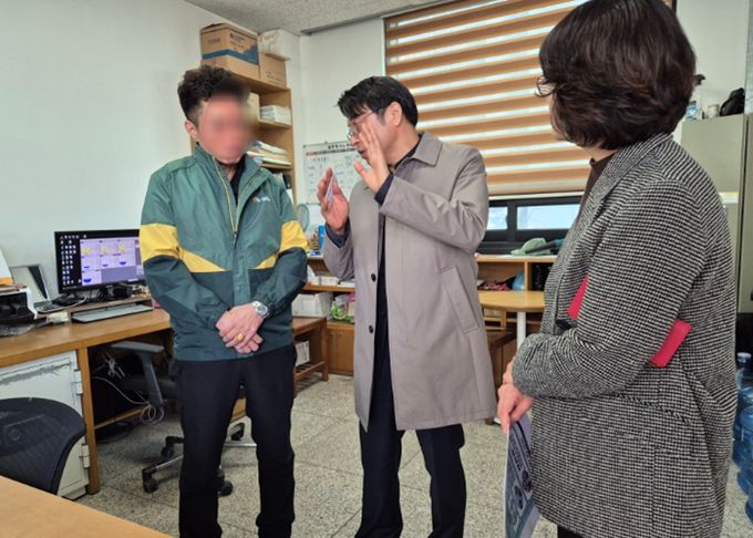 이석범 김포 부시장이 관내 주유소를 방문해 현장 의견을 수렴하고 유가안정 협조를 당부하고 있다.