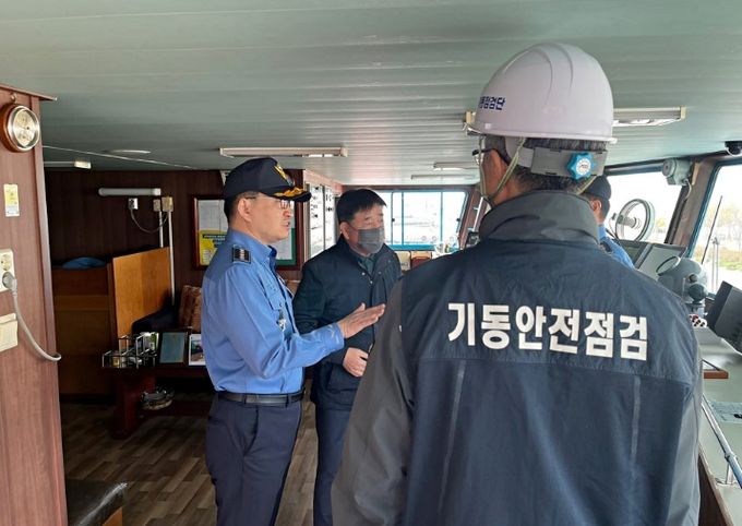 사천해양경찰서장이 유도선 점검 중인 모습