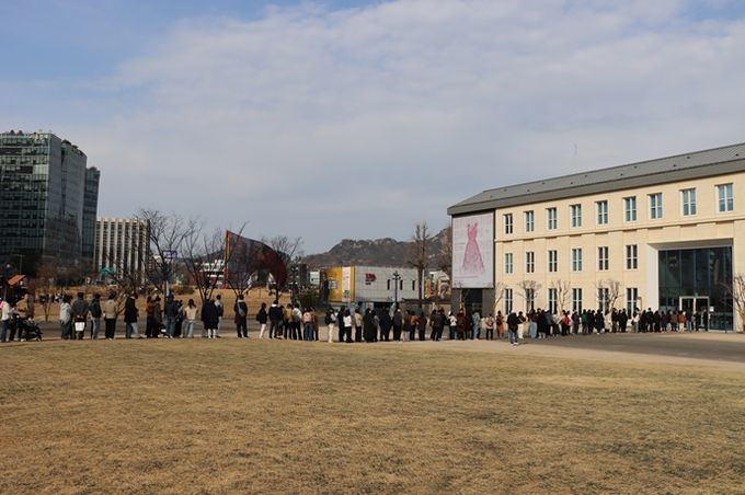 개관 전 전시 관람을 위한 대기 줄