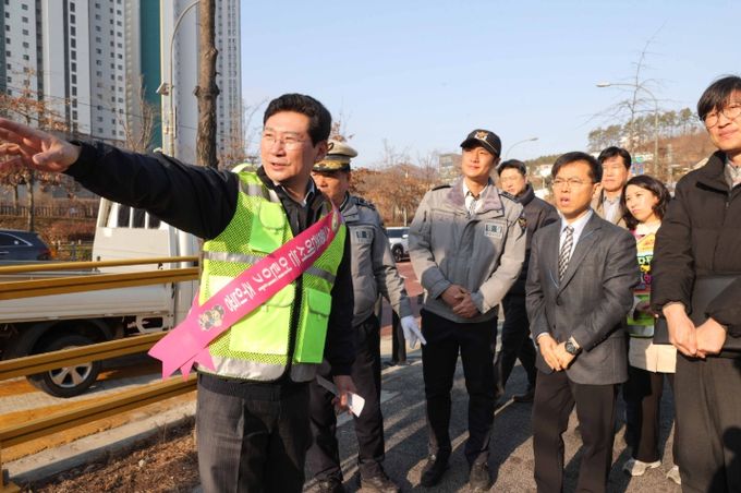 이상일 용인특례시장은 20일 함박초 등굣길 교통지도봉사에 참여해 학교 주변 통학로를 점검했다