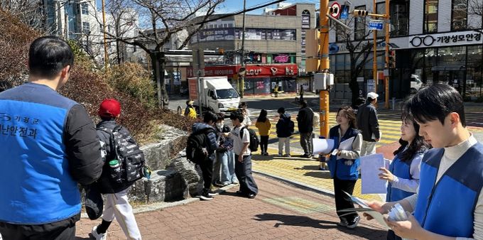 통학로 가로막는 불법광고물 ‘싹 정비’