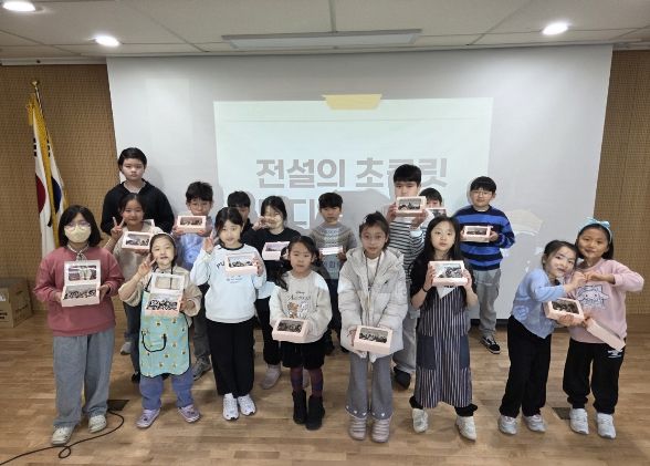 울산지역 초등학생들이 14일 동부도서관에서 각자의 개성을 담은 초콜릿을 만들고 기념사진을 찍고있다