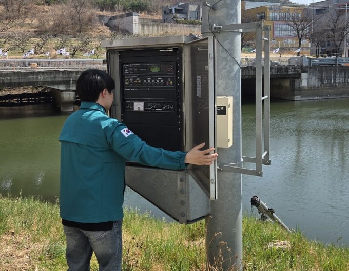 저수지 인근에 위치한 재난 예·경보시설을 점검하고 있다.