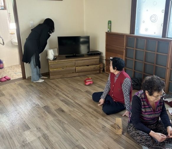 읍면동 행정복지센터 담당 직원이 관내 경로당을 방문해 생활가전의 노후도 및 고장 여부를 확인하고 있다.