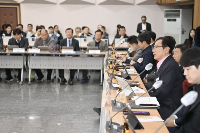 24일 오전 개최된 제15회 시민참여 주간회의에서 이현재 하남시장이 참석한 시민들에게 인사말을 전하고 있다.