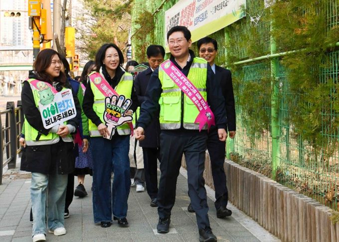 이상일 용인특례시장이 24일 동백초등학교에서 학생들의 안전한 등교를 위한 교통지도봉사에 참석했다.